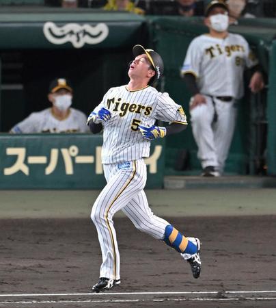 　３回、好機に二ゴロに倒れ天を仰ぐ近本（撮影・飯室逸平）