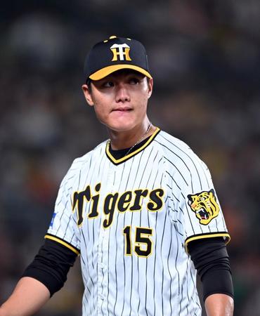 　７回、先制を許し西純は悔しそうな表情でベンチに戻る（撮影・山口登）