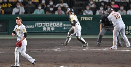 　４回、中田を三振に斬り、雄たけびを上げる西純（撮影・飯室逸平）