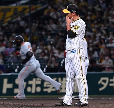 　７回、中田（左奥）に先制２ランを浴び、立ち尽くす西純（撮影・田中太一）