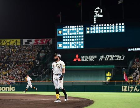 　９回、ロハスが倒れ試合終了（撮影・山口登）