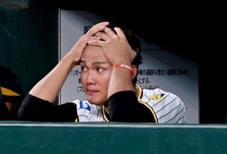 　７回、先制２ランを浴びた西純はベンチで頭を抱える（撮影・田中太一）