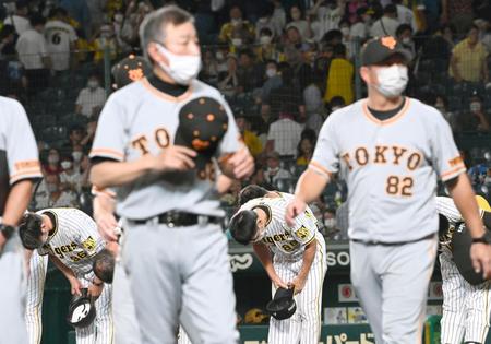 　甲子園での最後の伝統の一戦に惜敗し、深々と頭を下げる矢野監督（撮影・田中太一）