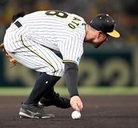 　６回、中田の打球をつかみ損ね、併殺を逃す佐藤輝