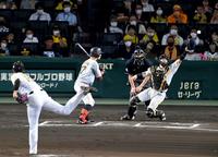 　６回、藤浪の投球が大きく逸れ梅野は捕球できず、巨人に３点目を献上する（撮影・飯室逸平）