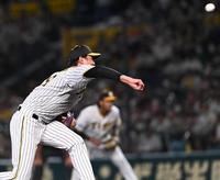 　６回、暴投で失点する藤浪（撮影・田中太一）