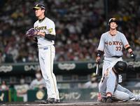 　６回、暴投で丸（右）の生還を許した藤浪は顔をしかめて悔しがる（撮影・田中太一）