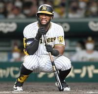 　４回、見逃し三振に倒れ、座り込むロハス（撮影・田中太一）