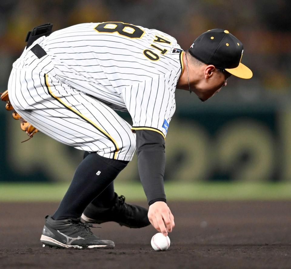 　６回、中田の打球をつかみ損ね、併殺を逃す佐藤輝