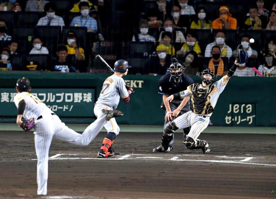　６回、藤浪の投球が大きく逸れ梅野は捕球できず、巨人に３点目を献上する（撮影・飯室逸平）