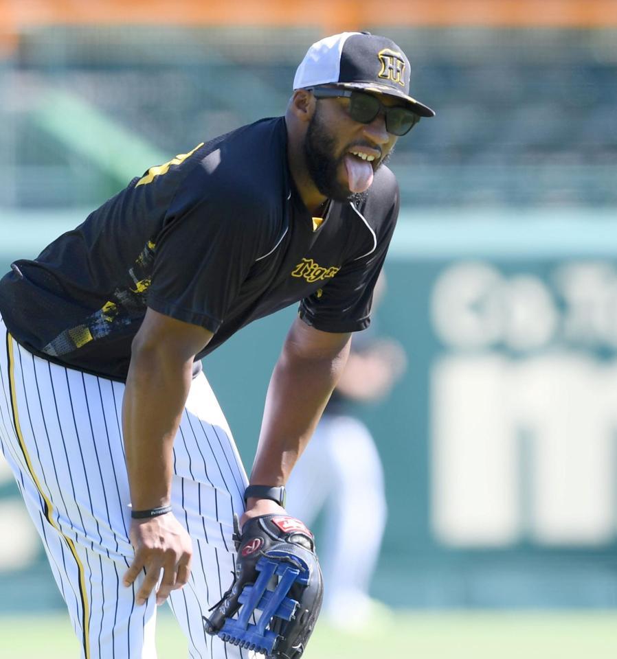 　守備練習を終え、舌を出してひと息入れるロハス（撮影・田中太一）