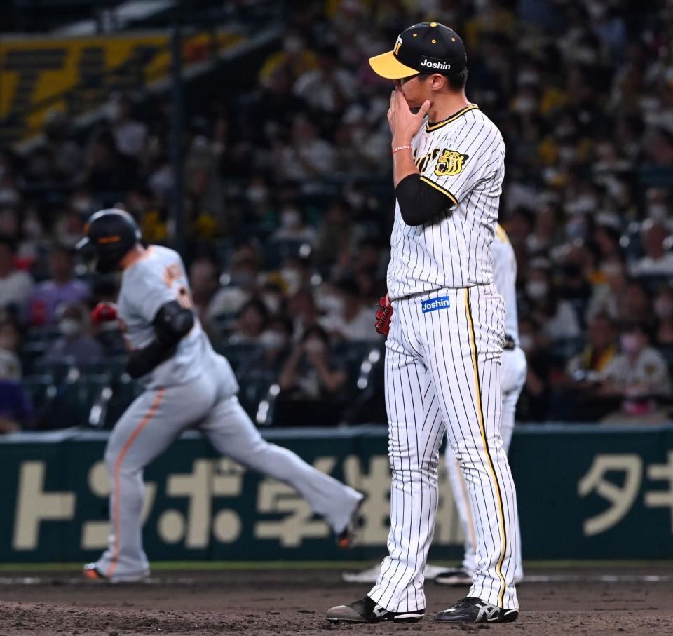 　７回、中田（左奥）に先制２ランを浴び、立ち尽くす西純（撮影・田中太一）