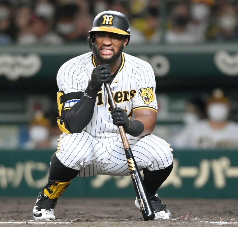 　４回、見逃し三振に倒れ、座り込むロハス（撮影・田中太一）