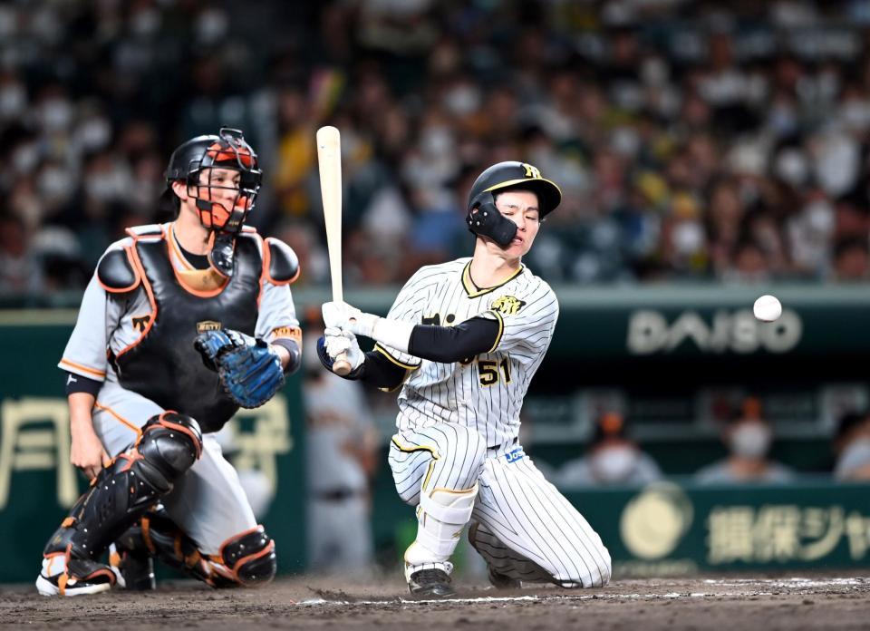 　８回、中野は捕ゴロに倒れる（捕手・小林）＝撮影・山口登