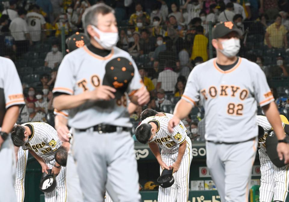 　甲子園での最後の伝統の一戦に惜敗し、深々と頭を下げる矢野監督（撮影・田中太一）