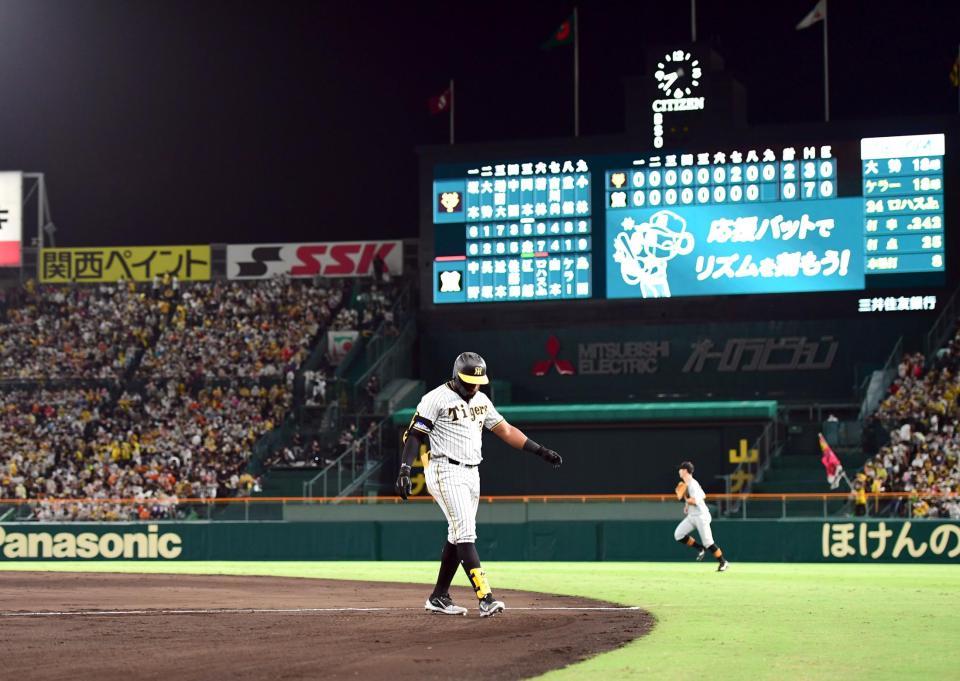 　９回、ロハスが倒れ試合終了（撮影・山口登）
