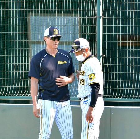 　練習前に平田２軍監督（右）と話す糸井（撮影・吉澤敬太）