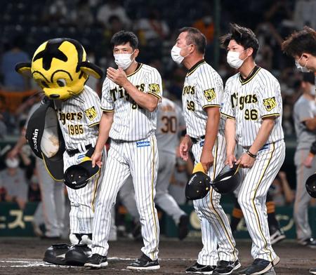 　巨人に完封負けを喫し元気なくあいさつする矢野監督（左）ら阪神ナイン（撮影・山口登）