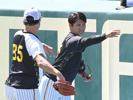 　福原コーチ（８５）からアドバイスを受ける西純（撮影・飯室逸平）