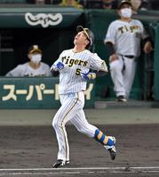 　３回、一、三塁の好機で二ゴロに倒れ天を仰ぐ近本（撮影・飯室逸平）