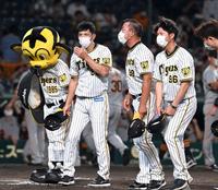 　巨人に完封負けを喫し元気なくあいさつする矢野監督（左）ら阪神ナイン（撮影・山口登）