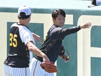 　福原コーチ（８５）からアドバイスを受ける西純（撮影・飯室逸平）