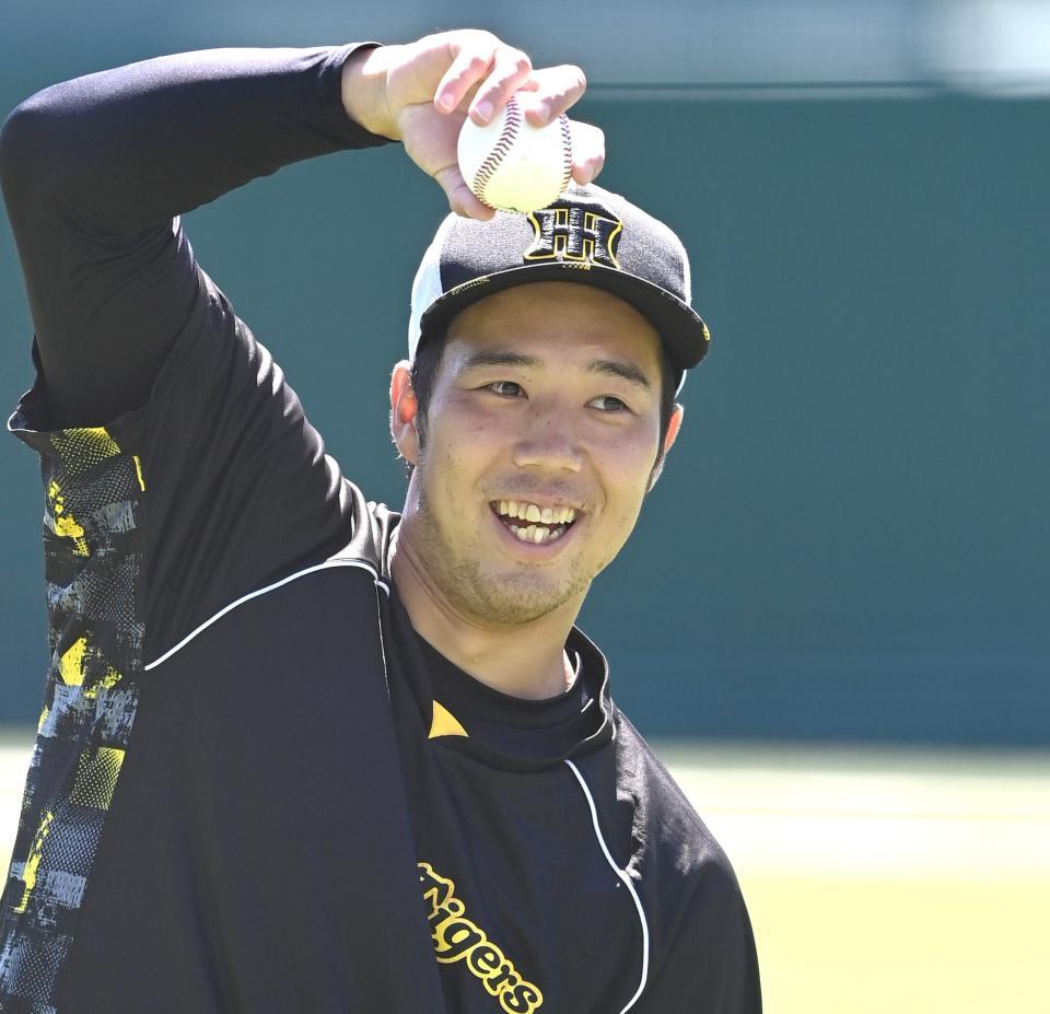 　にこやかにキャッチボールする青柳（撮影・飯室逸平）