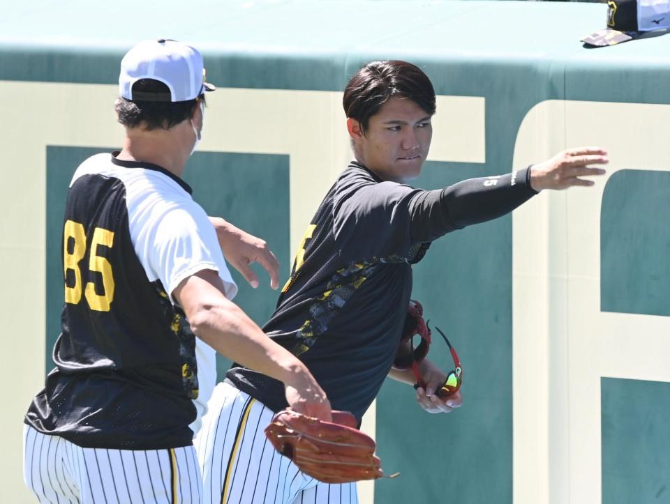 　福原コーチ（８５）からアドバイスを受ける西純（撮影・飯室逸平）