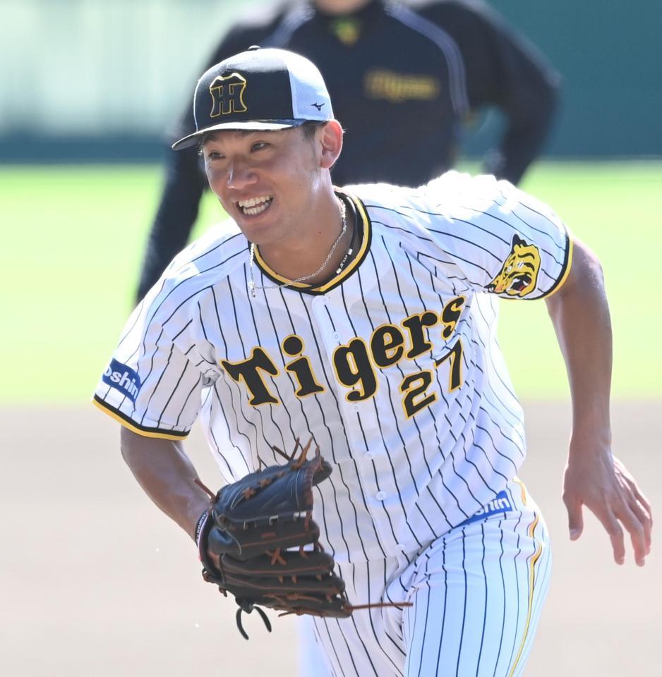 　守備練習で軽快な動きを見せる伊藤将（撮影・飯室逸平）