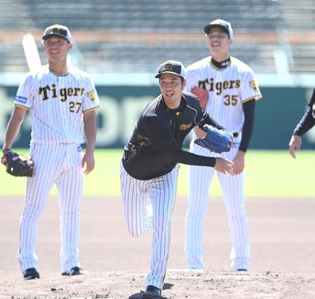 　（後方左から）伊藤将、才木らとノックを受ける青柳（撮影・飯室逸平）