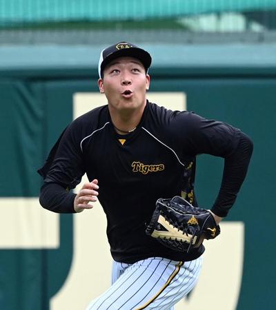 　ノックの打球を追う大山（撮影・山口登）