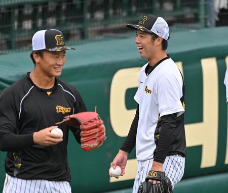 　笑顔で森木（左）に声をかける青柳（撮影・飯室逸平）