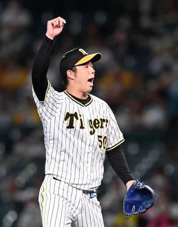 　２回、青柳は村上を空振り三振に打ち取り気合の入った表情を見せる甲子園（撮影・山口登）