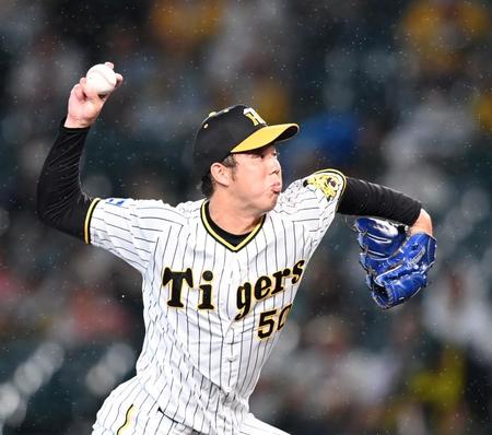 　雨の中力投する青柳（撮影・山口登）