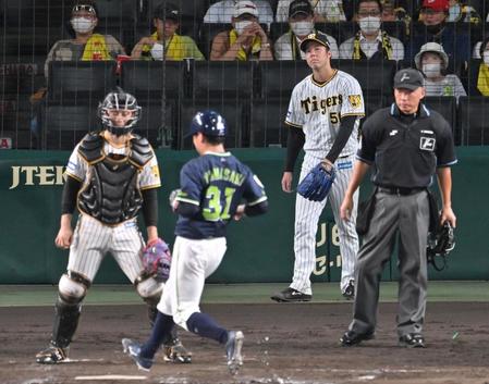 　５回、勝ち越しを許し、肩を落とす青柳（右奥）＝撮影・飯室逸平