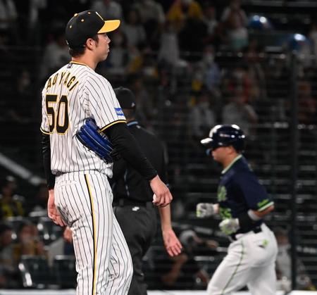 　６回、村上（右奥）にソロを許す青柳（撮影・田中太一）