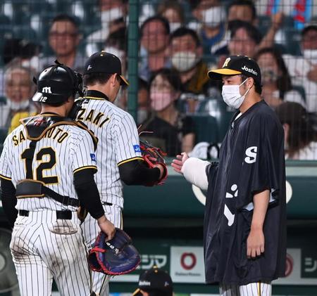 　７回、岩崎を迎える青柳（撮影・山口登）