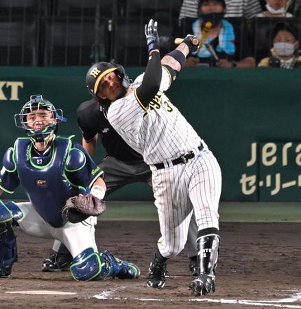 　７回、同点タイムリーを放つマルテ（撮影・飯室逸平）