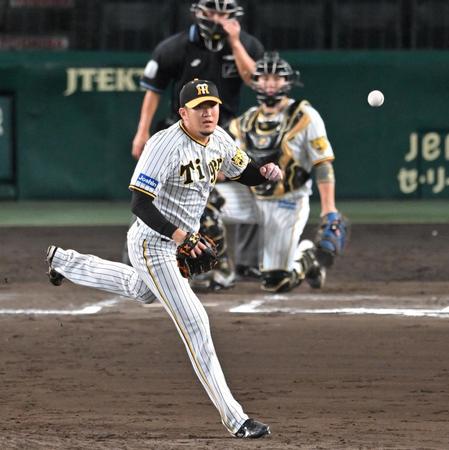 　１０回、勝ち越しタイムリーを浴びる岩貞（撮影・飯室逸平）