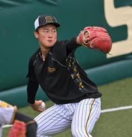 　１軍に合流し、キャッチボールで調整する森木（撮影・飯室逸平）