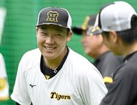 　梅野と談笑する大山（撮影・田中太一）