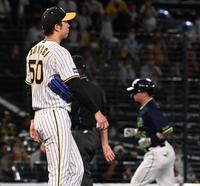 　６回、村上（右奥）にソロを許す青柳（撮影・田中太一）