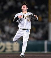 　１０回、長岡の打球を捕れず勝ち越し適時打にする中野（撮影・田中太一）