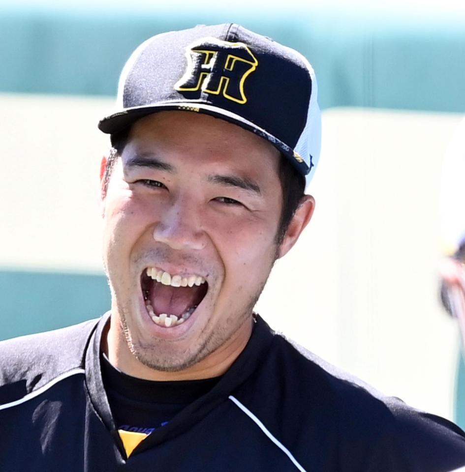 　練習の合間に笑顔がはじける青柳（撮影・飯室逸平）