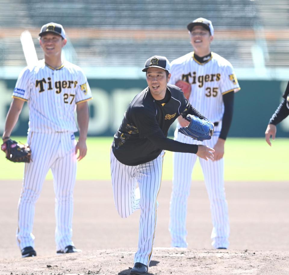 　（後方左から）伊藤将、才木らとノックを受ける青柳（撮影・飯室逸平）