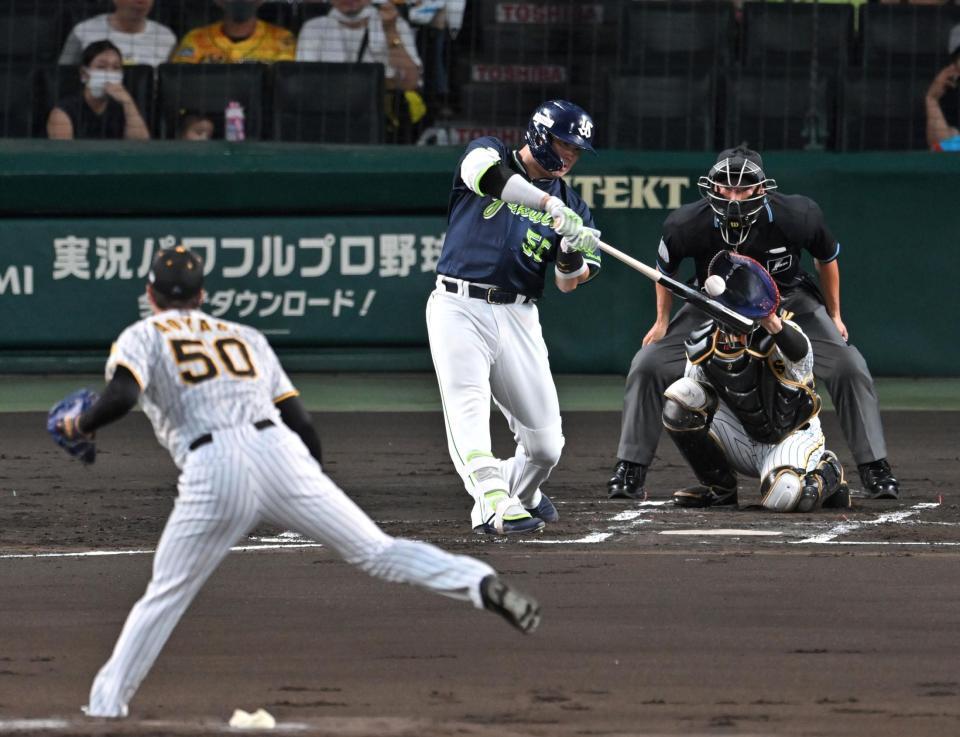 　２回、青柳の前に空振り三振に倒れる村上（撮影・飯室逸平）