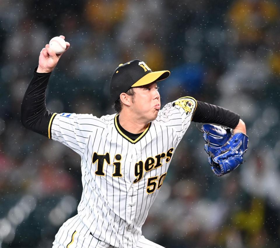 　雨の中力投する青柳（撮影・山口登）