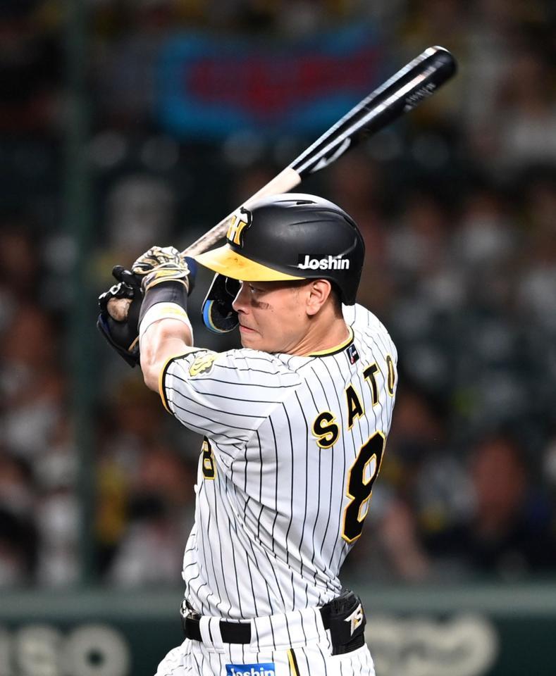 　４回、佐藤輝は右前に同点適時打を放つ（撮影・山口登）