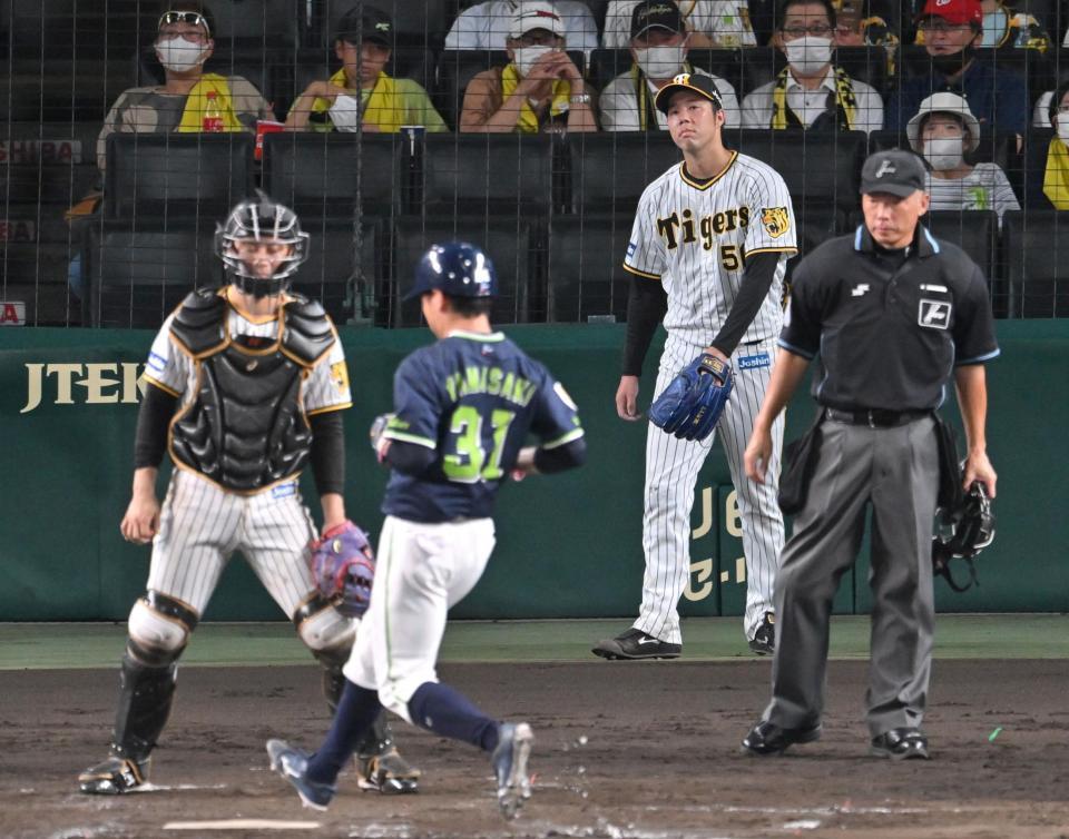 　５回、勝ち越しを許し、肩を落とす青柳（右奥）＝撮影・飯室逸平