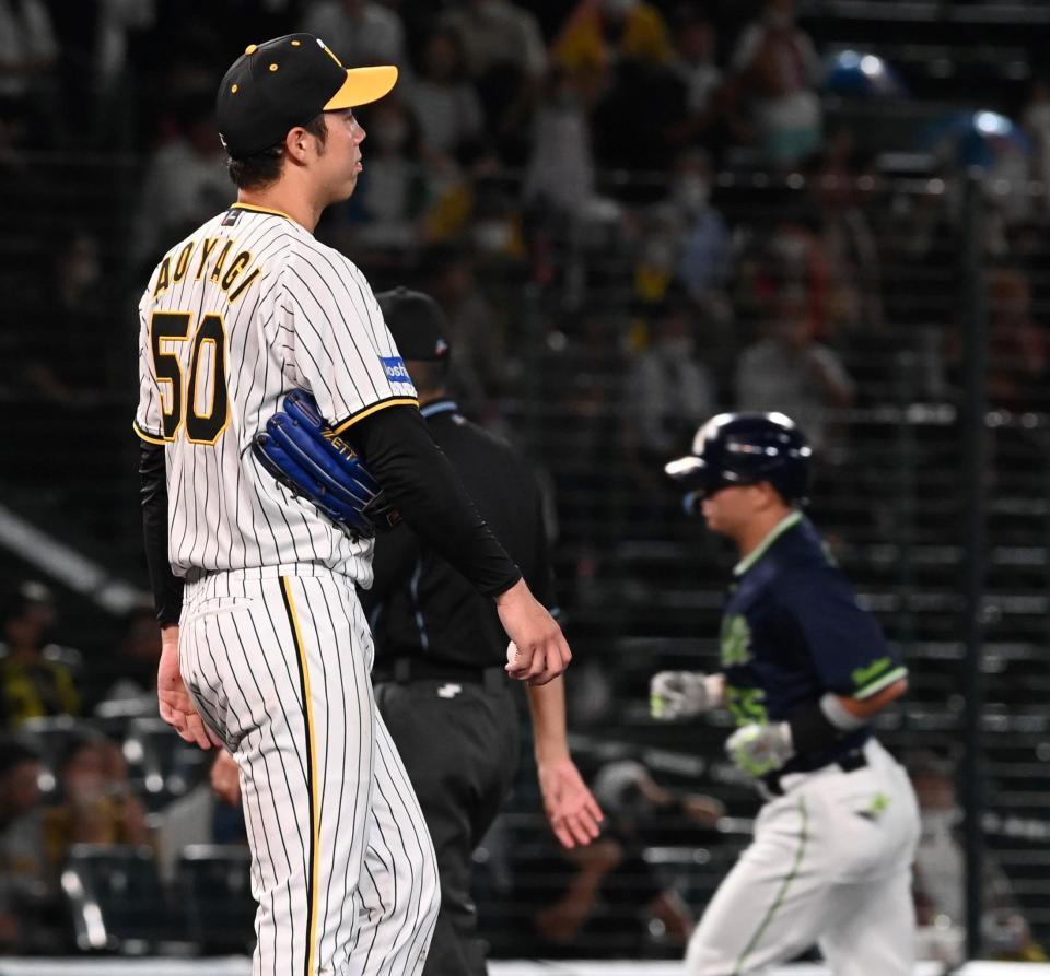 　６回、村上（右奥）にソロを許す青柳（撮影・田中太一）